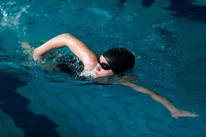 beneficios de la natación para la espalda